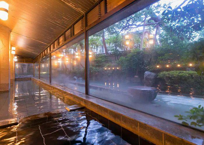 A picturesque onsen on the traditional ryokan and kaiseki dinner experience.